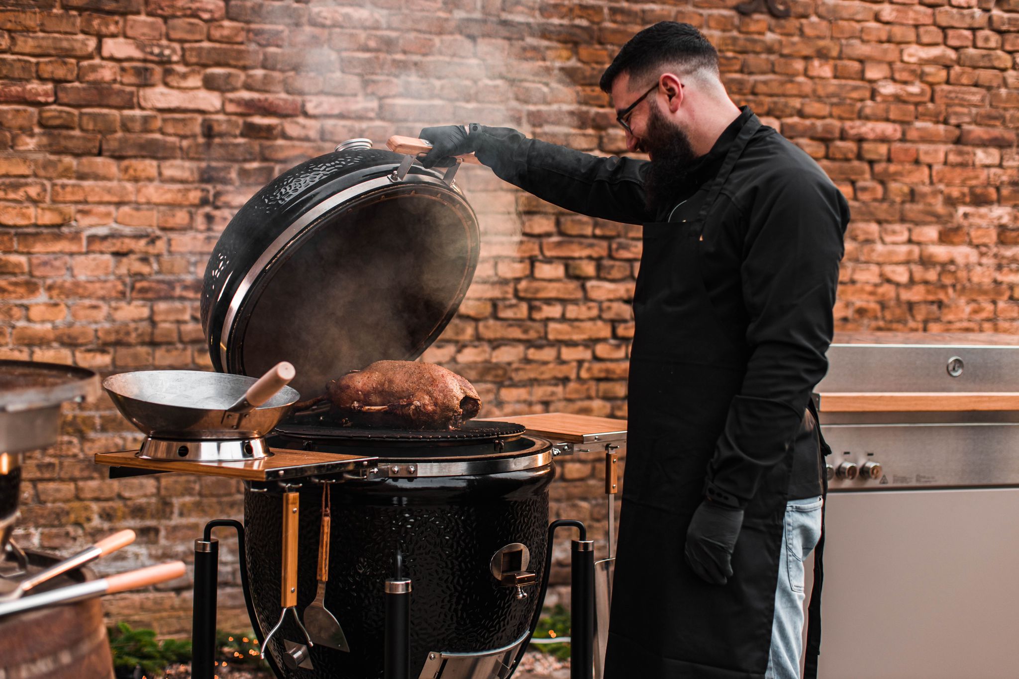 Aleksandar Pitarevic am Kamado-Grill