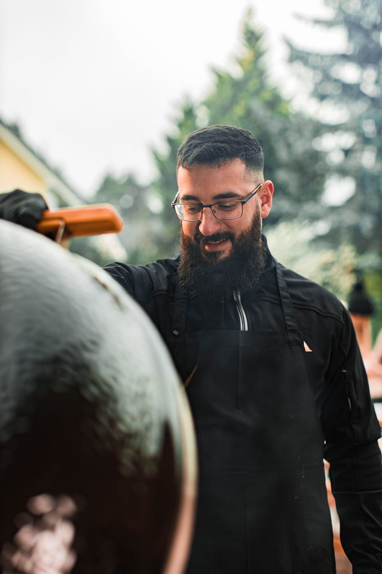 Aleksandar am Kamado-Grill