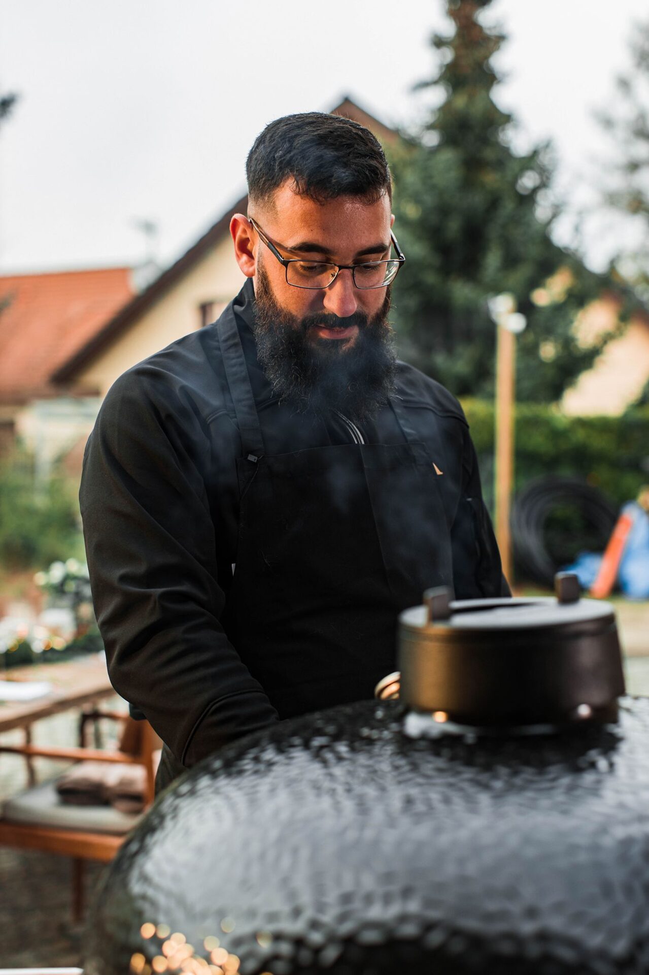 Aleksandar bei der Zubereitung am Grill