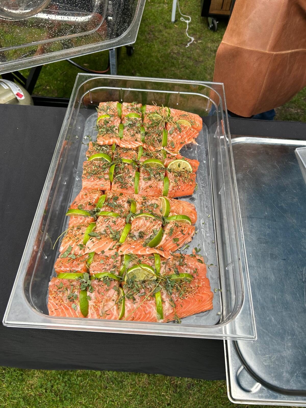 Frischer Lachs mit Limette fürs Catering