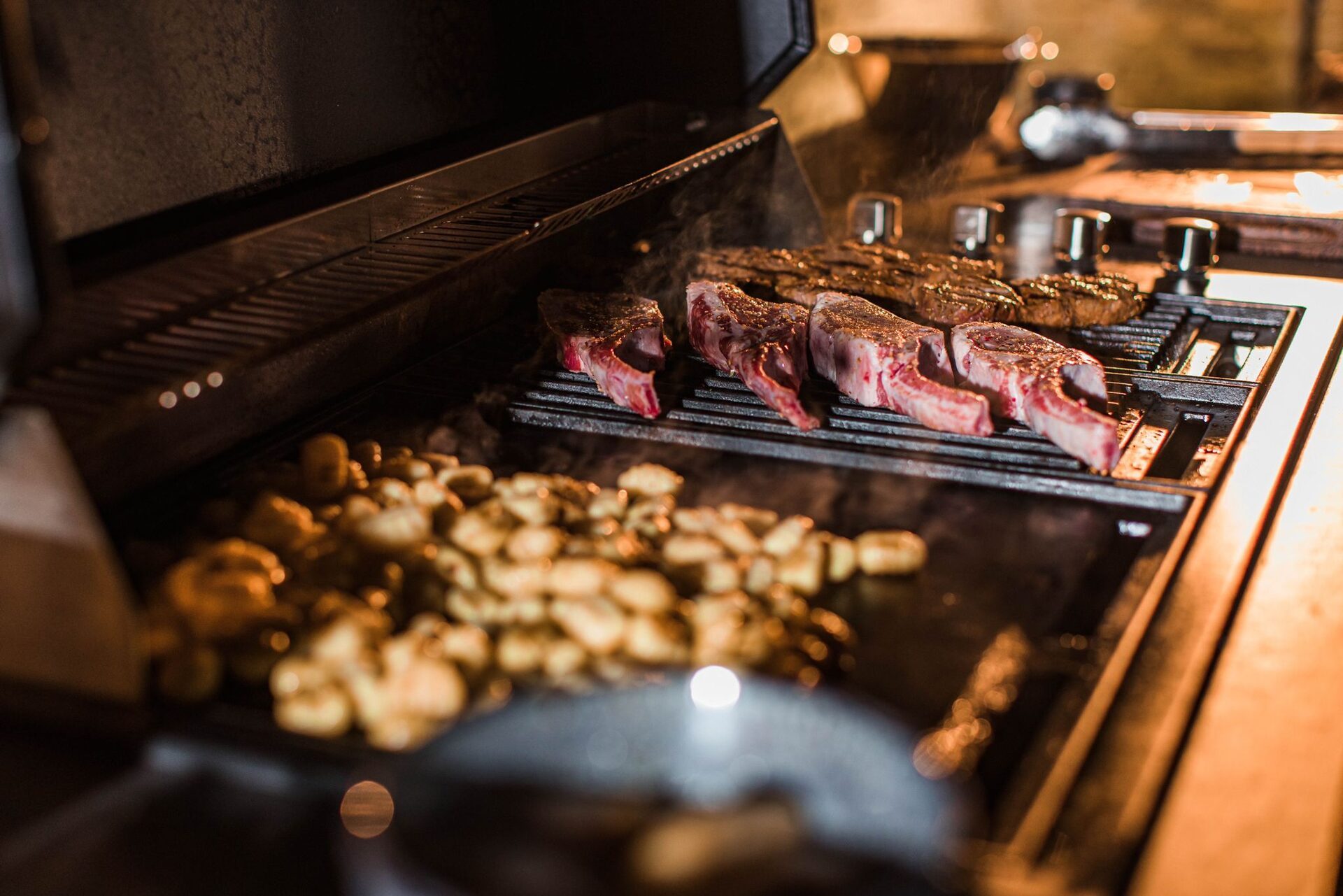 Steaks und Pilze auf dem Grill
